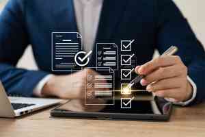 © Thapana_Studio - stock.adobe.com Person mit Tablet