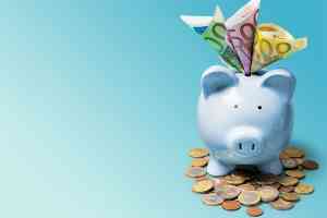 © BillionPhotos.com - stock.adobe.com Sparschwein mit Bargeld