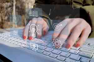© LeoOrigami - stock.adobe.com Hände auf Tastatur mit Icons