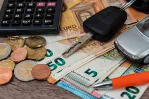 © Stockfotos-MG - stock.adobe.com Autoschlüssel und Geld