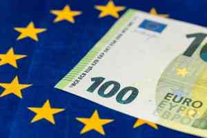 © Rochu_2008 - Adobe Stock.com 100 Euro Schein auf EU Flagge